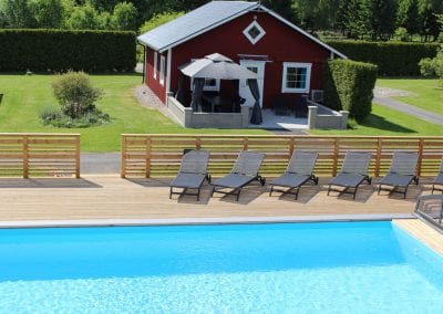 Röd stuga med pool i Småland