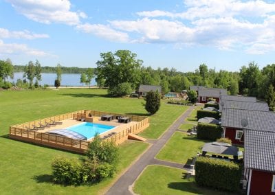 Semesterby med stugor och pool Småland